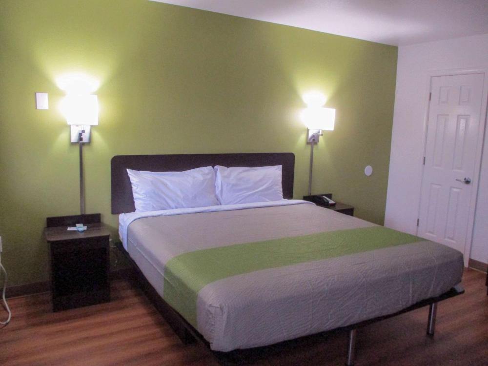Queen Room - Smoking interior
